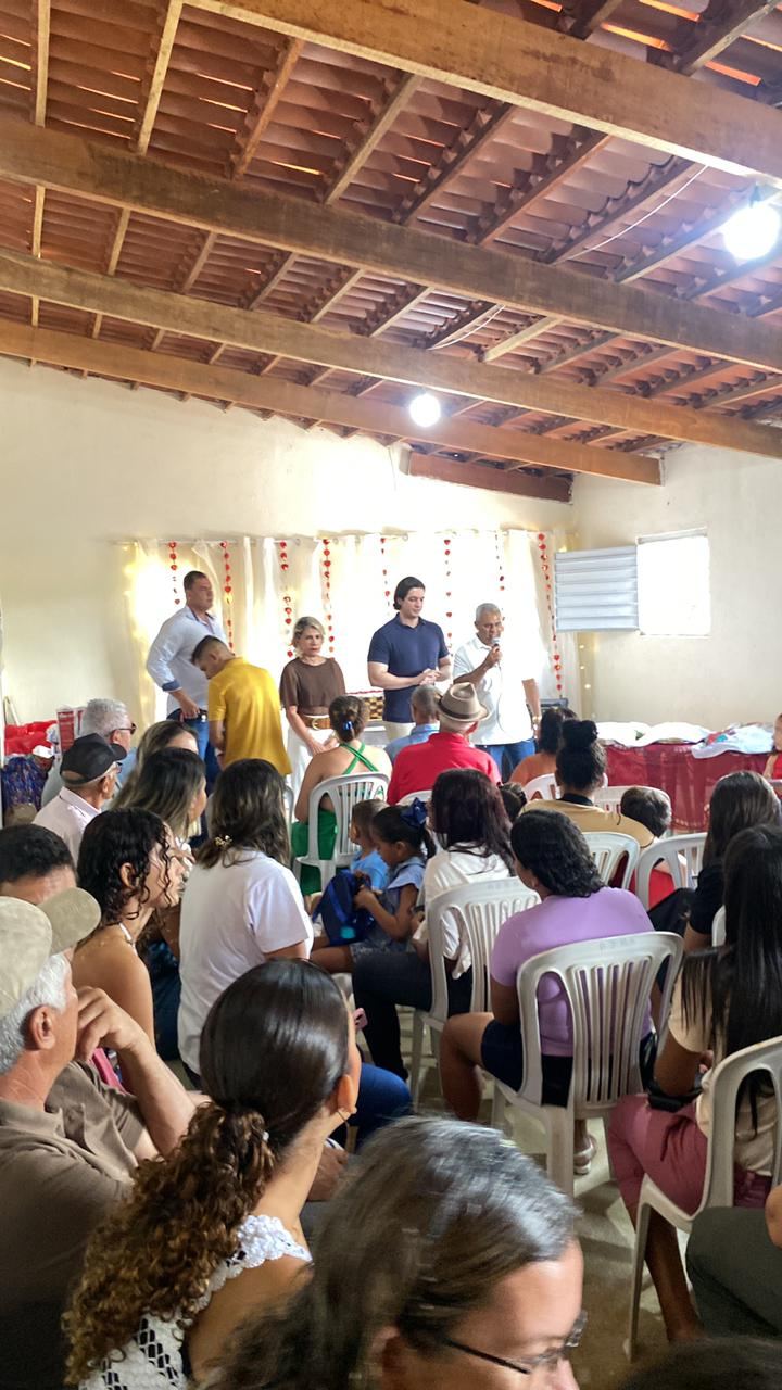 Associados reunidos na sede da associação, no Sítio Mulungu.